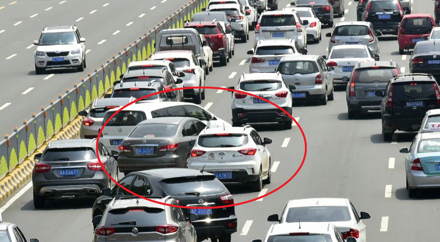 堵车时被人"恶意加塞",怎样处理更解气?老司机教你一招