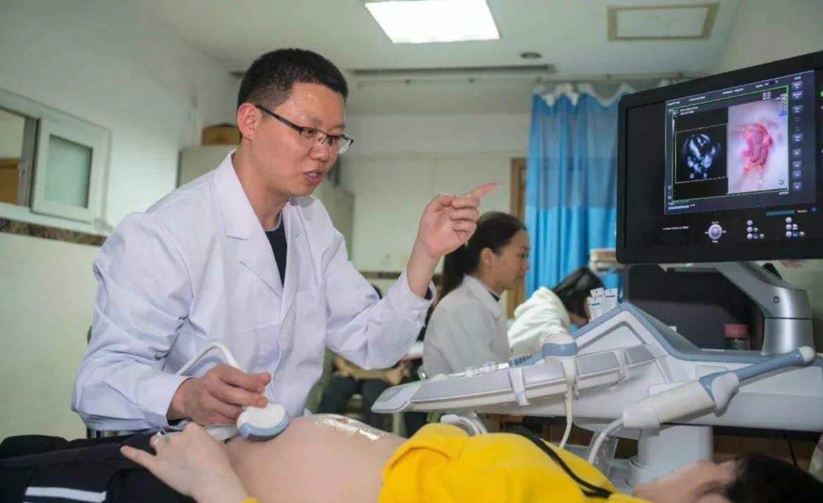 尴尬场景一:做心电图的时候是男医生  在怀孕的时候我们需要做心电