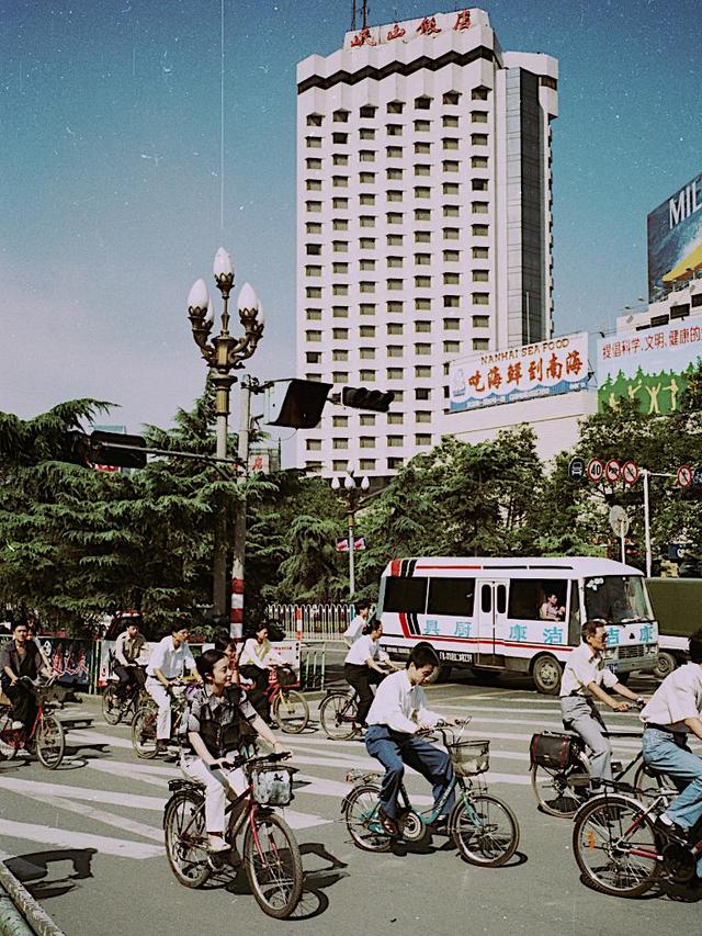 老照片:九十年代成都记忆,电信钟楼,尖东名店前时尚女孩