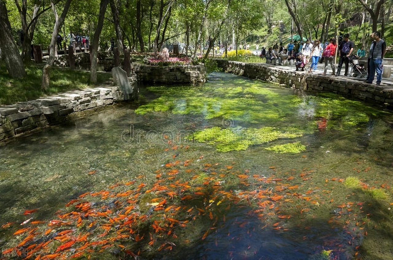 水磨沟香妃沐浴处绿草茵茵泉水潺潺塞外江南美丽人间