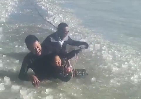 壹现场丨西藏8岁男孩掉冰窟命悬一线 仨路人寒冬砸冰救援