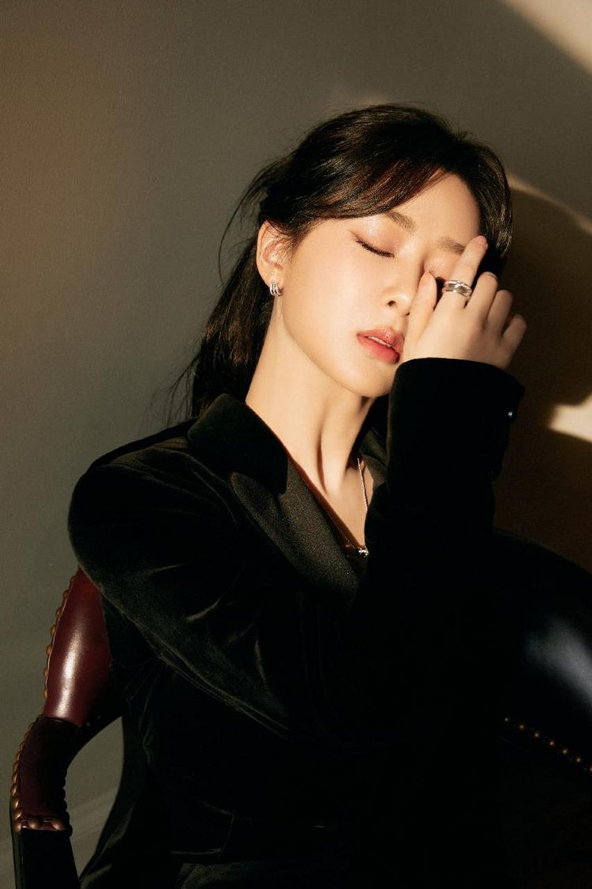 杨紫穿黑丝绒西服干练飒爽 露美背气场强 playstopmutemax volume