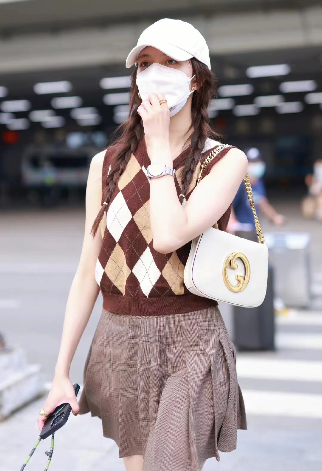 宋妍霏最新私服穿搭棕色菱格纹背心百褶短裙清爽又时尚