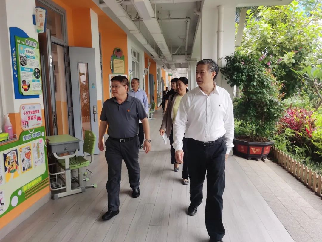 厦门市区政协主席苏德本一行到滨东小学视察走访