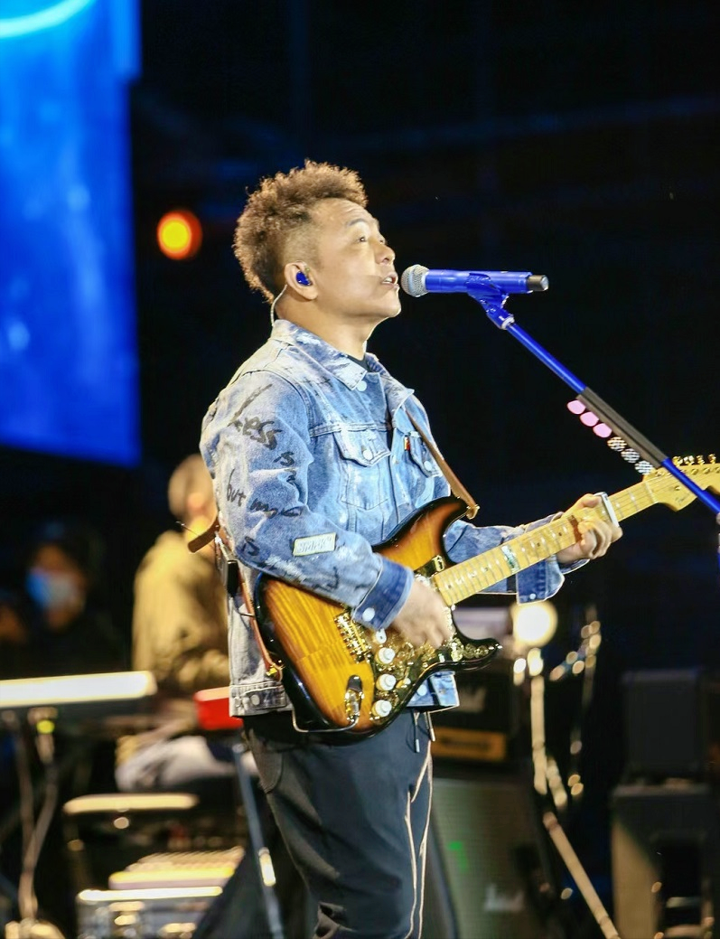 在丽江开线上演唱会,54岁许巍高反严重,李延亮边吸氧边弹吉他