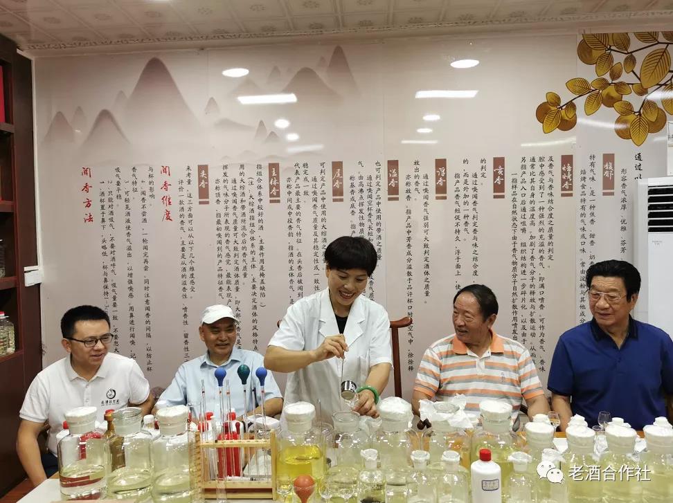 勾调样酒封存15日中午,大家抵达国酒之都,随后由徐坤酒业创始人,老酒