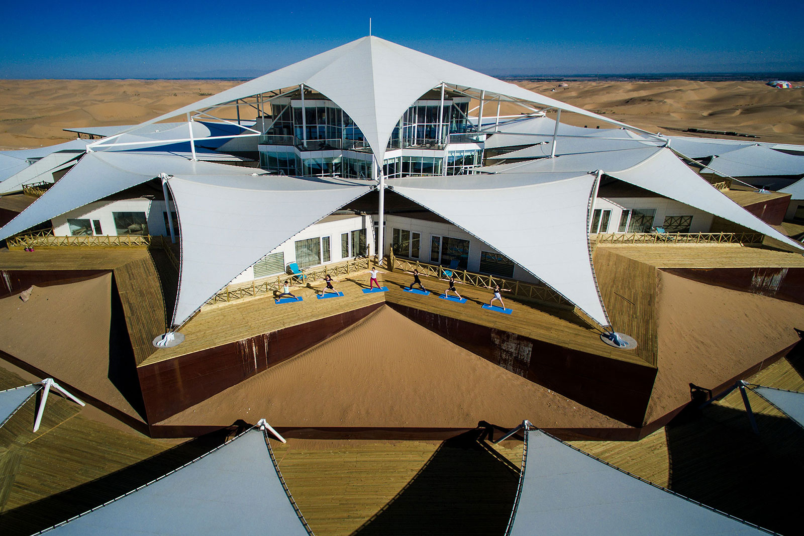 在内蒙古的沙漠里,有一座神秘建筑,30700㎡,太壮观了