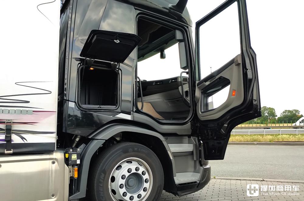 达夫xd中置轴载货车实拍