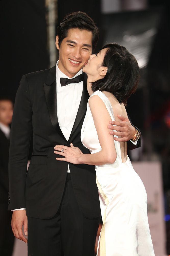 看了蓝正龙周渝民的妻子,才懂他们为啥不娶大s,女人柔美太重要