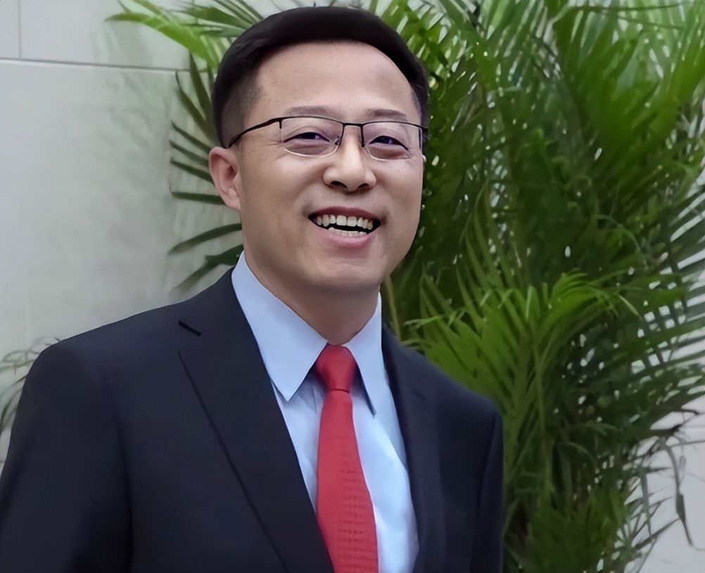 前外交部发言人赵立坚,现身云南边境调研,脱下西服依旧帅气逼人