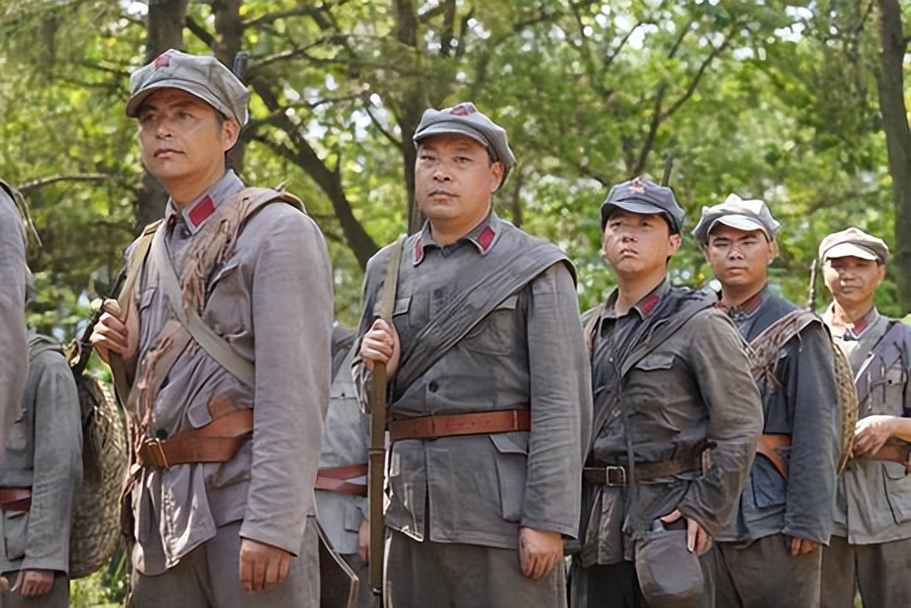 1930年,长征路上真假红军相遇,贺龙元帅怒斩匪首