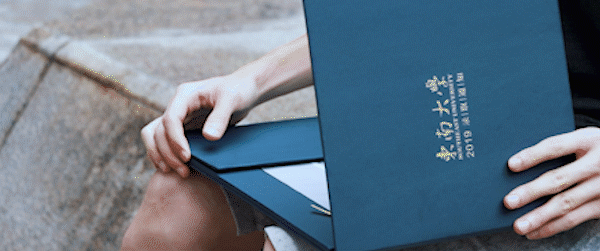 |清华大学立体二校门录取通知书上热搜，高校“盲盒”通知书也火了