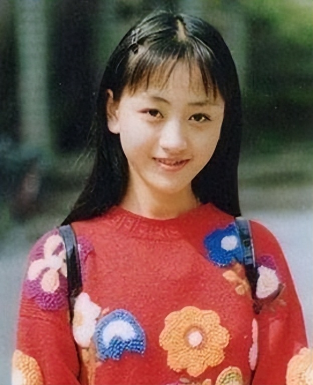 杨蓉1981年出生于云南省保山市,是一个地地道道的白族少女.