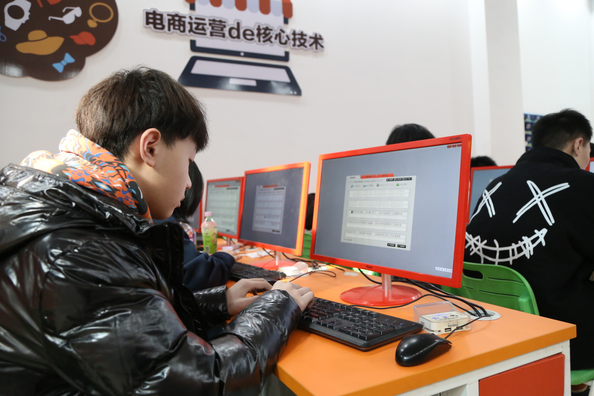 "舞动指间"打字比赛很精彩,石家庄新华的新生炫技时刻