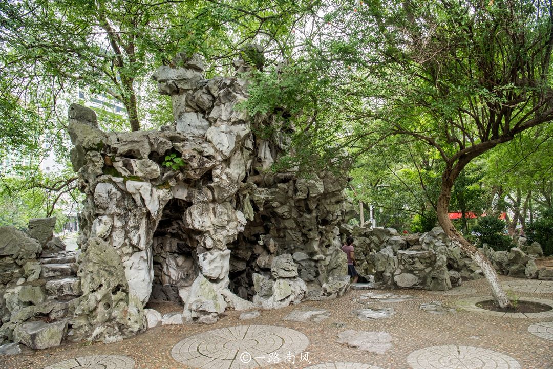 南昌老牌"相亲公园"百花洲,简历很详细,现场老年人比年轻人多