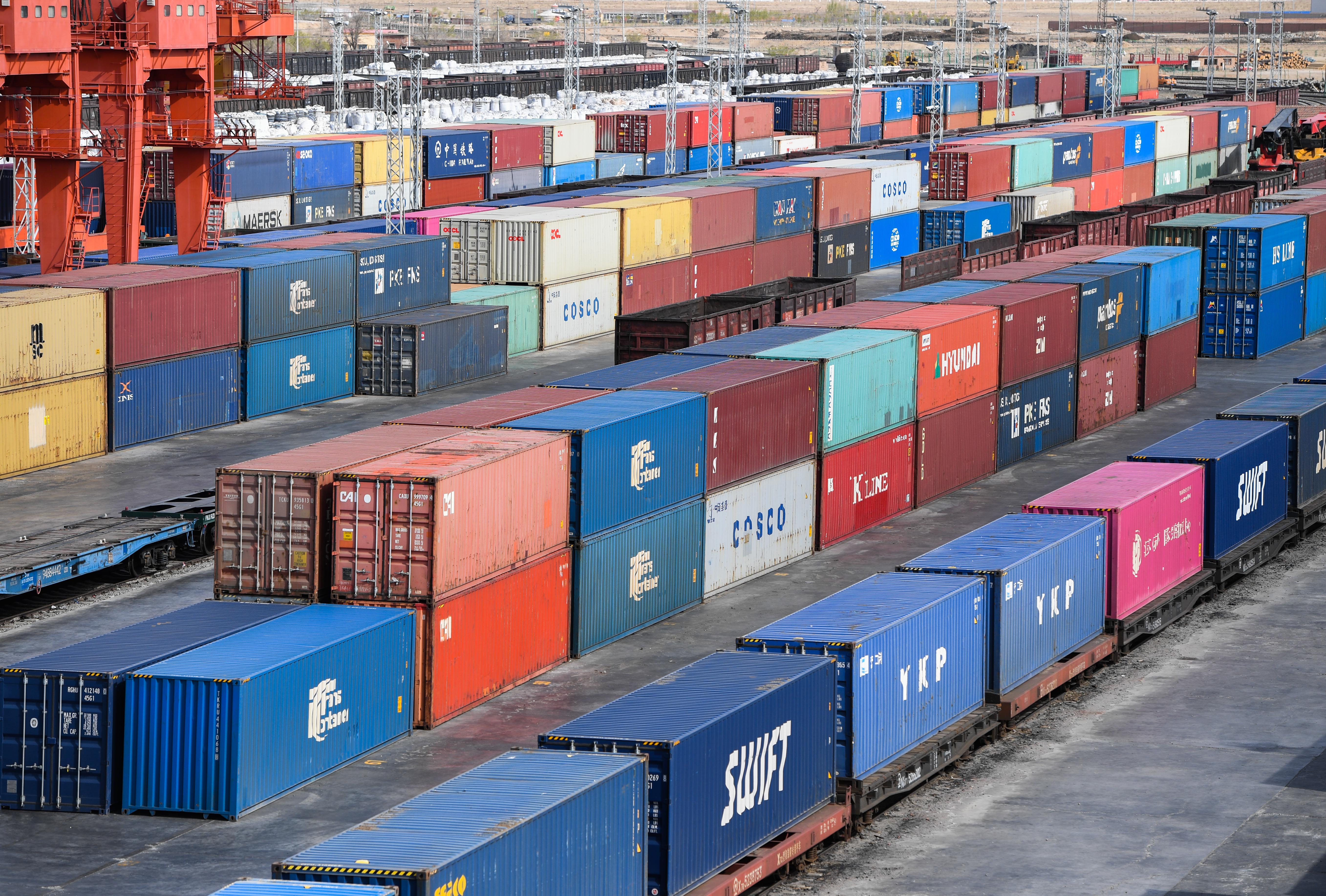 二连浩特口岸:中欧班列运输集装箱今年已突破8万标准箱(5)