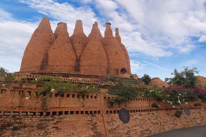 云南最奇葩的建筑,里面建筑全部是酒瓶子,是艺术家们的天堂