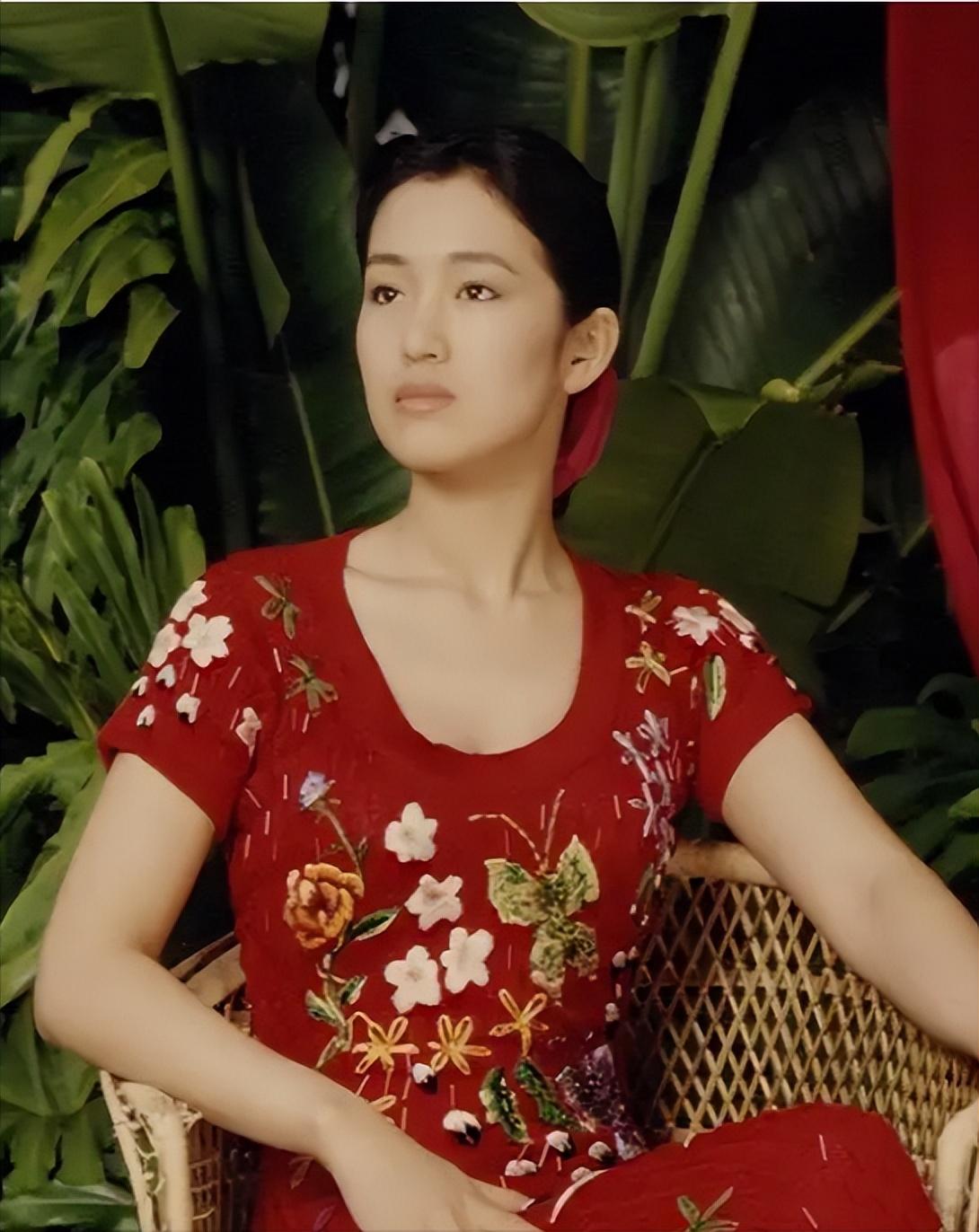 巩俐美貌丝毫不受年龄限制,30年前写真穿碎花裙,穿紧身款显身材