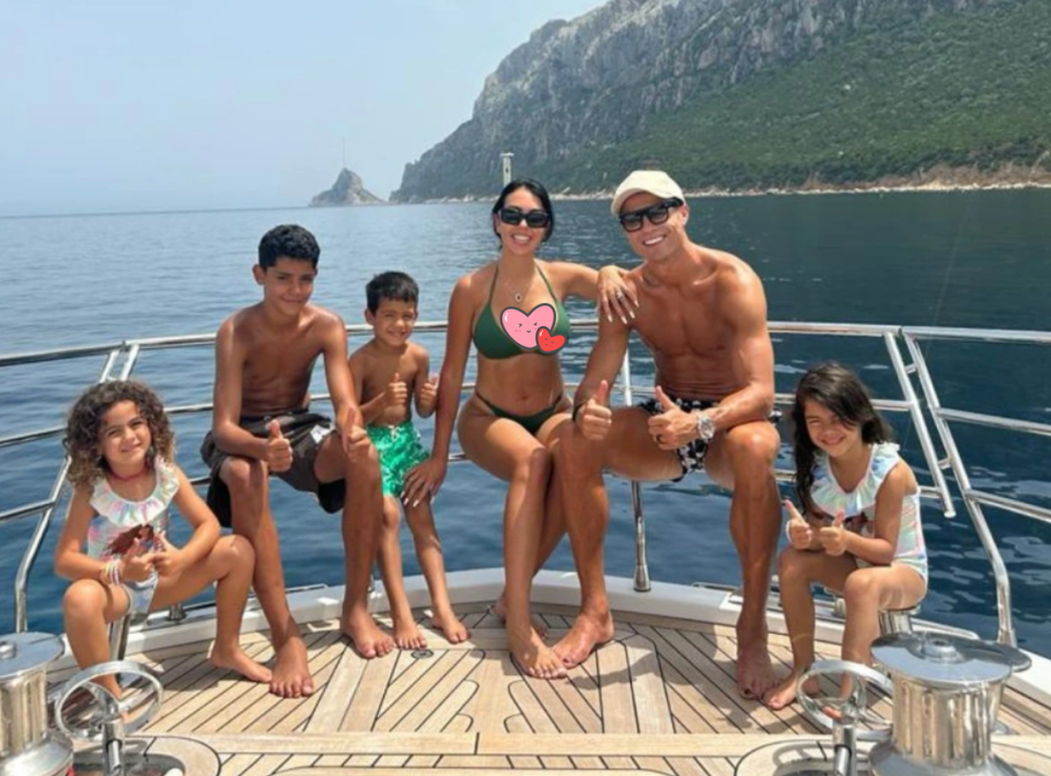 c罗休赛度假很惬意!涂黑色脚趾甲被女友无意中曝光,引网友热议