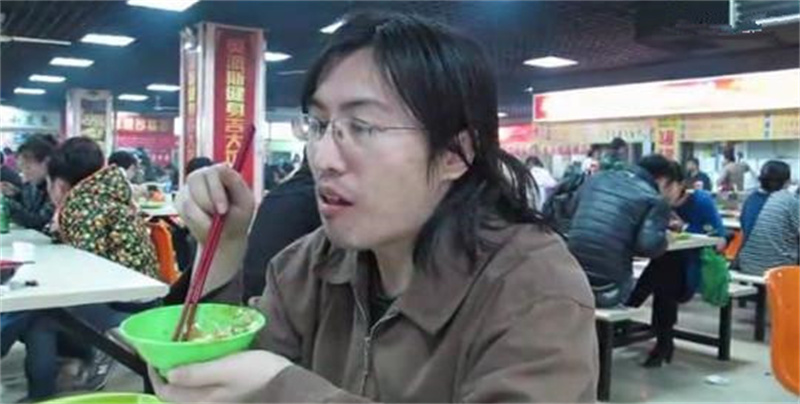 7哥靳爱兵:2004年647分上名校,却"住"网吧4年半,如今怎样了