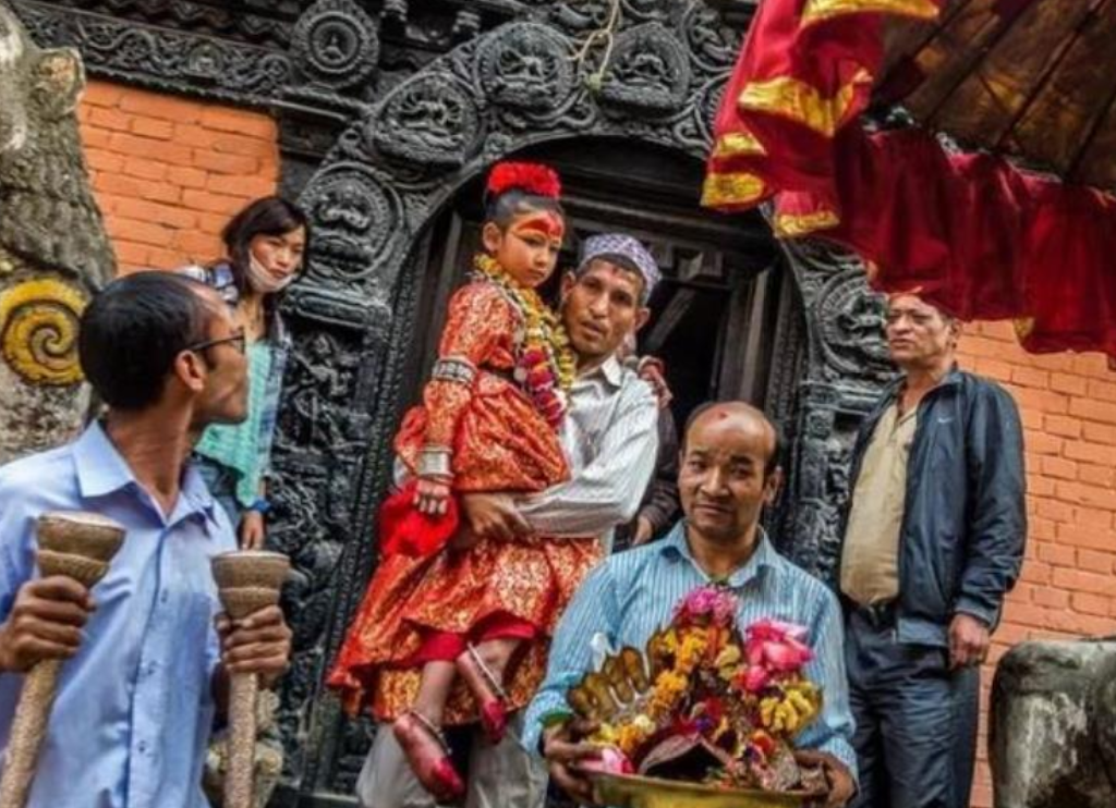 尼泊爾的活女神:年幼上位,國王也要下跪拜見,退位後無人敢娶