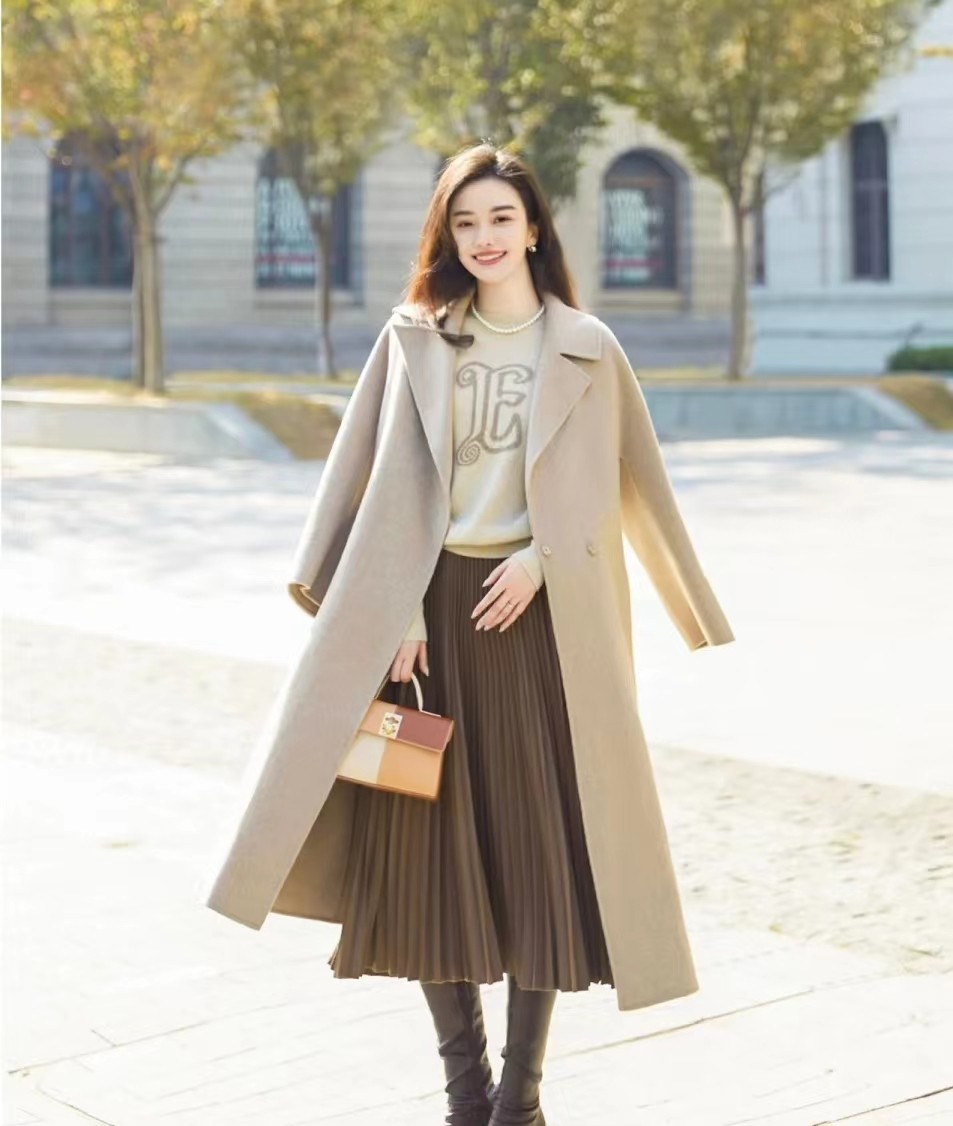 今年穿"大衣"少搭配裤子,换成这些裙子,靴子,增高显瘦还时髦