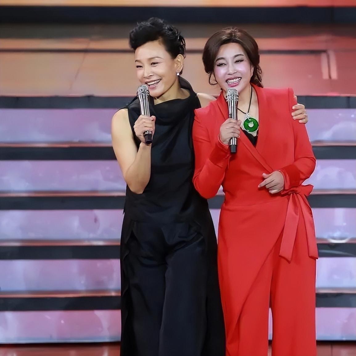 陈冲衰老明显!穿黑裙同框大9岁刘晓庆输太惨,一个老太一个贵妇