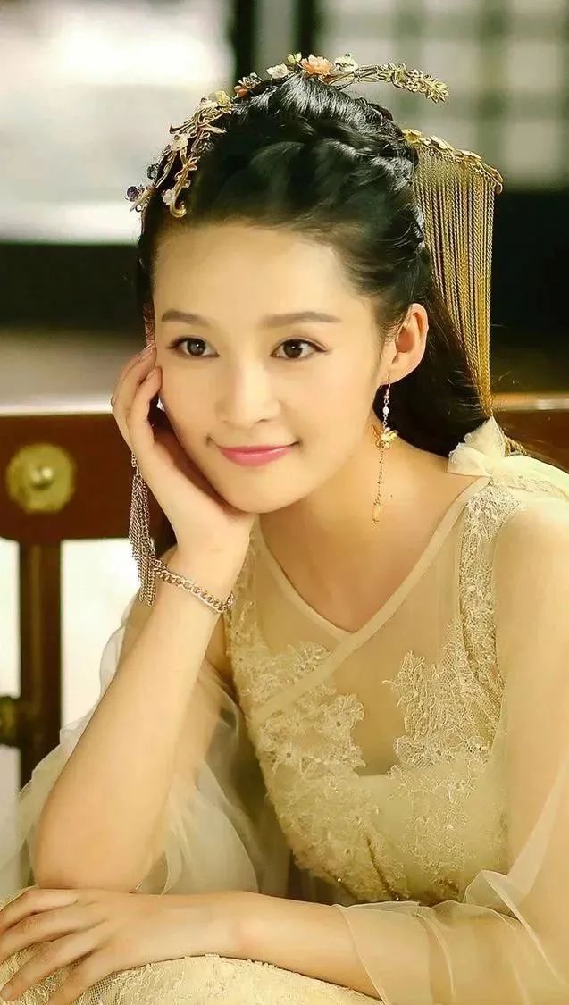 李沁勇敢尝试液体裙,裙摆直接露出大腿,杜江的眼神都变了!