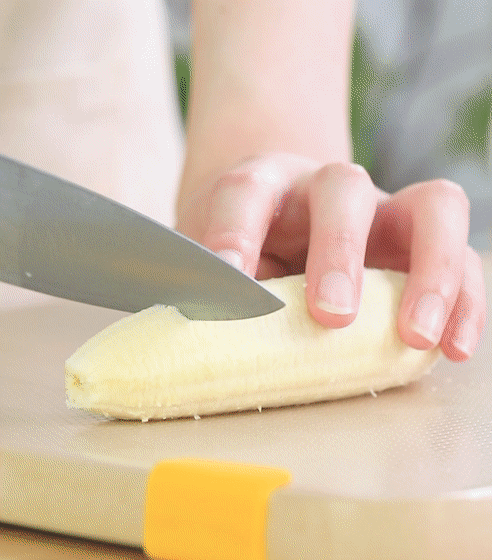 1.香蕉切段,芒果切块,蓝莓洗净后,分别装入保鲜盒中.