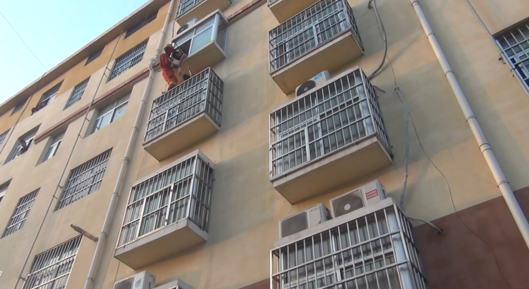 热点|真是醉了！男子酣睡4楼空调外机平台，吊在半空还在猛踹消防员