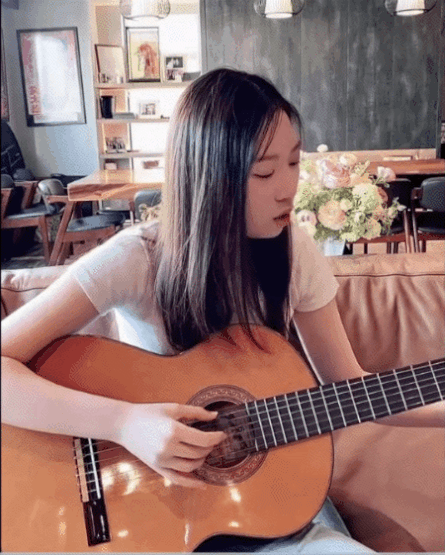 在上个月,甄子丹曾经在微博当中分享了大女儿 甄济如钢琴弹唱的视频