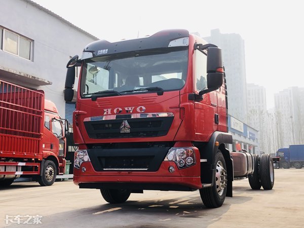 配220马力潍柴发动机,轻量化底盘设计,实拍重汽tx5载货车