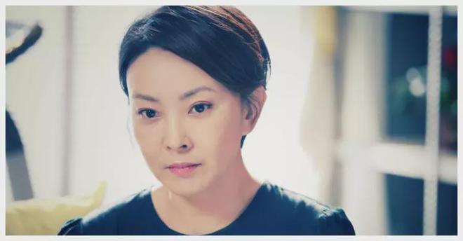 她是央视金牌主持,强势离婚张嘉译,再嫁富豪颜值逆生长