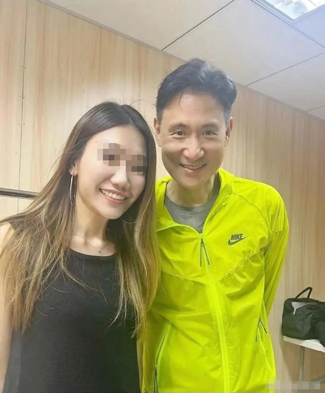 61岁张学友近况曝光!与粉丝合影亲和力十足,打扮低调太接地气