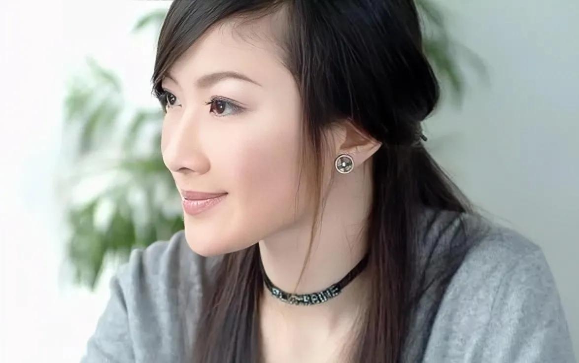 陈怡:江苏电视台最美主持人,她的感情生活有着神秘的面纱