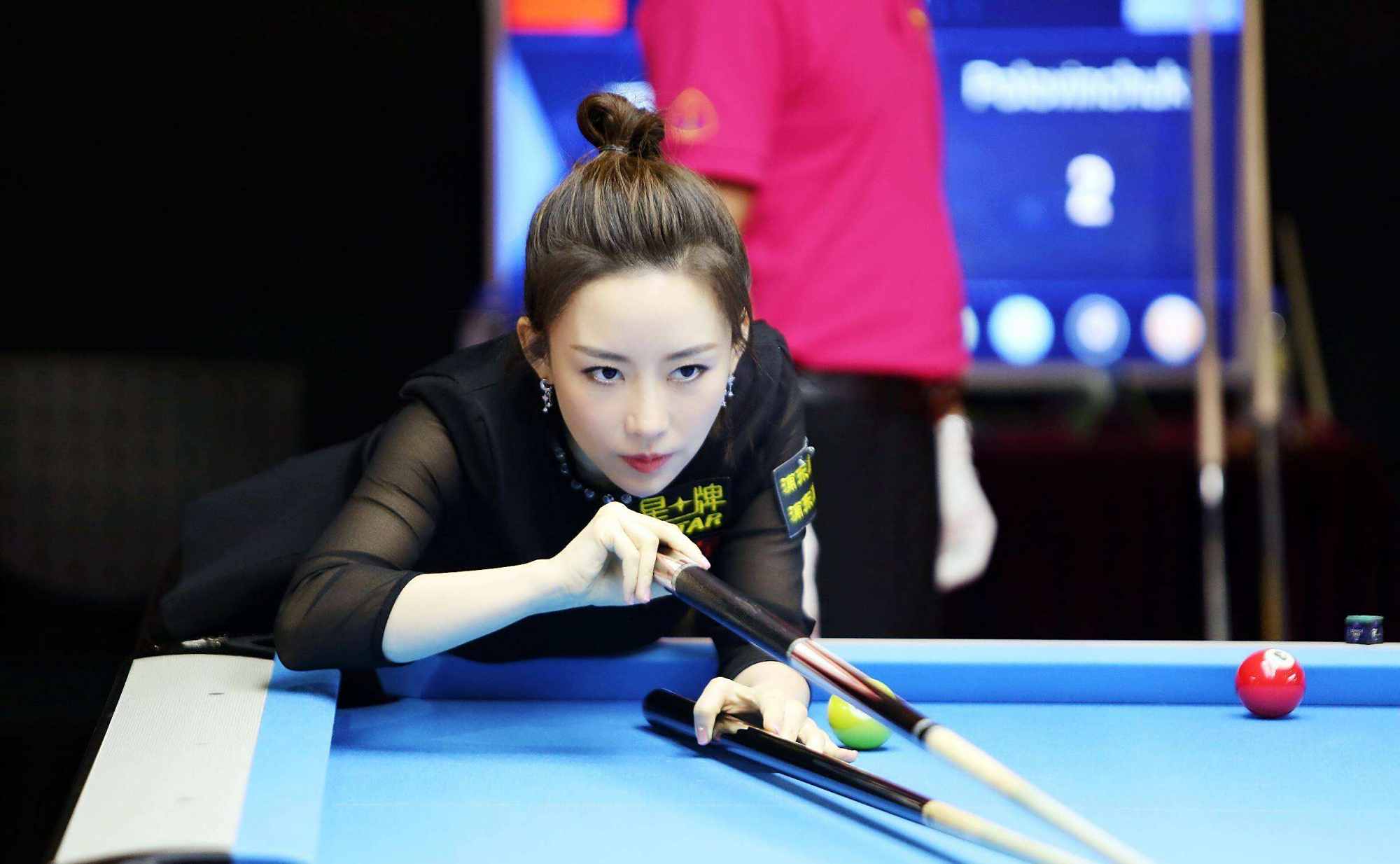 40岁潘晓婷另类秀球技!颜值高气质佳不输明星,身家8亿至今未婚