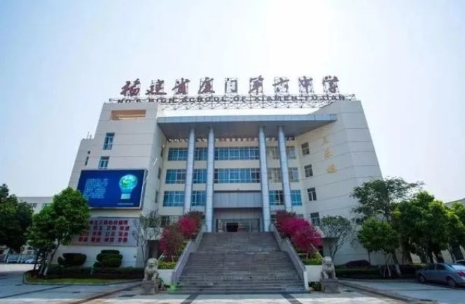 拟捐100万给厦门大同小学,保安阻拦,被迫捐给六中,保安应背锅么?