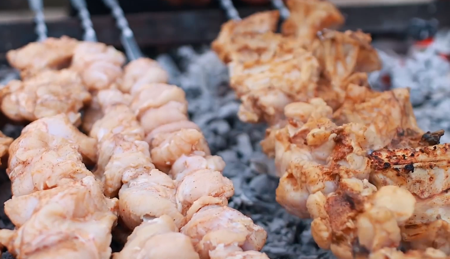 阿塞拜疆蛇肉大餐,巨蟒被做成烤肉串,好吃到停不下来