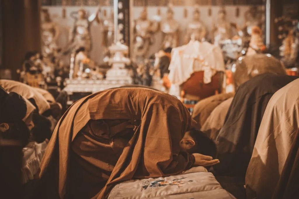 拜佛为啥要"翻掌",其中有什么讲究吗?看看学佛人怎么说