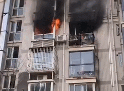 家中失火,老人衣服被引燃趴窗呼救!