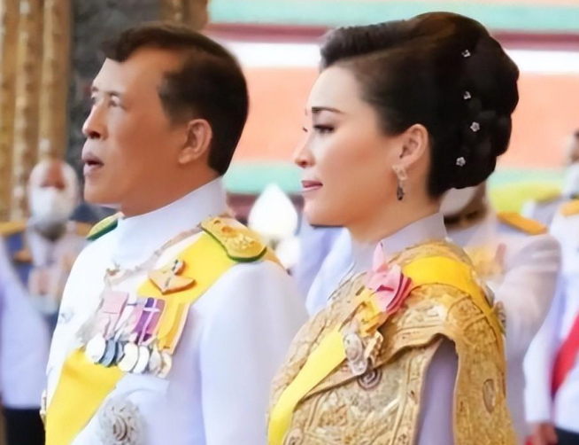 排位已定!泰国王室海报来了,提帮功苏提达都站不到c位