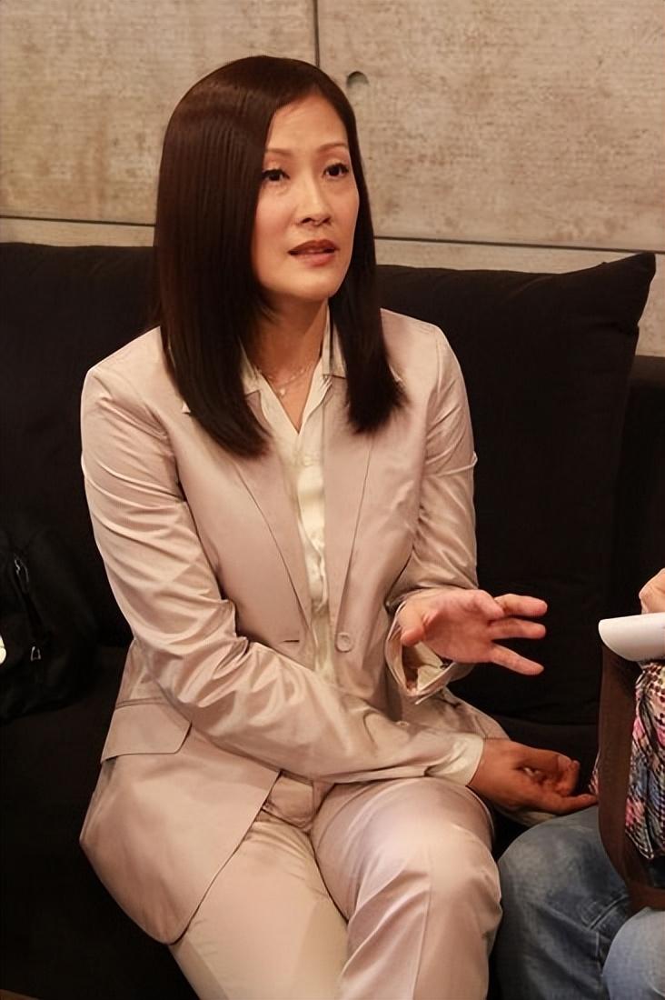 富豪梁锦松:娶小26岁伏明霞,斥百亿为妻子购医院,如今他幸福吗