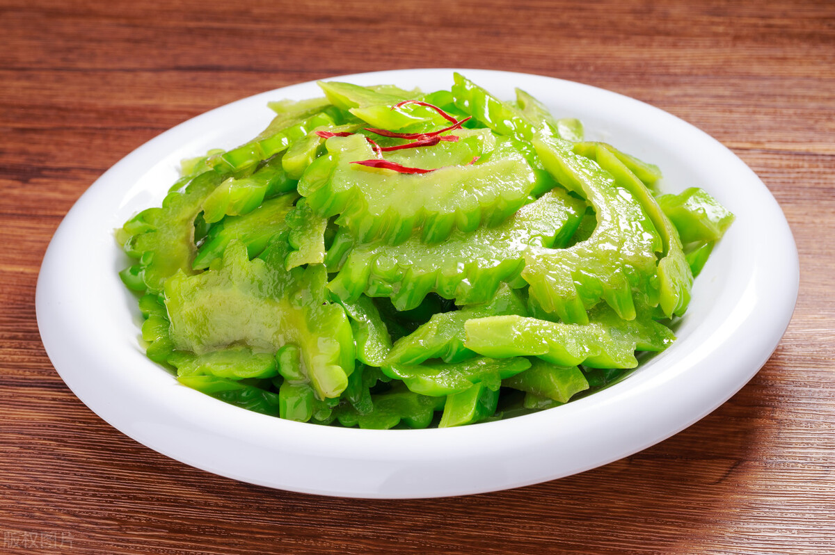 清炒苦瓜:简单易做,营养丰富的养生美食,口感清爽,回味悠长