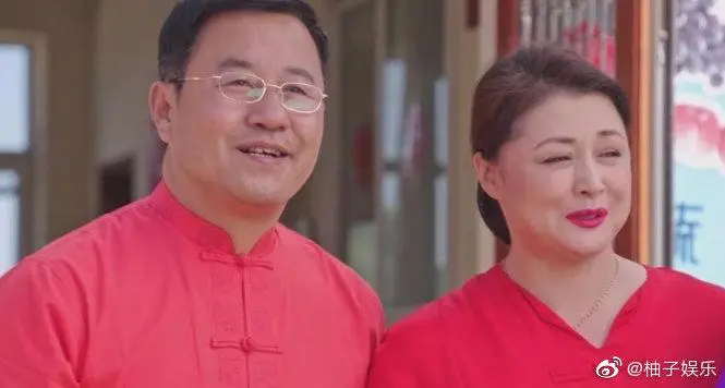 媒体到达于月仙事故现场,车顶被撞掀开,交警否认她没系安全带