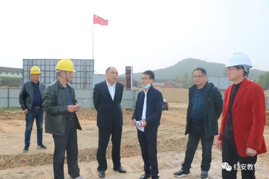 红安县教育局党组书记,局长曾红波督导基伟小学工程建设