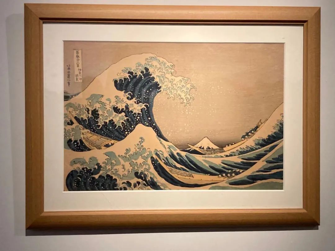 此次展出作品中最有名的莫过于《神奈川冲浪里》,该作被视为日本浮世