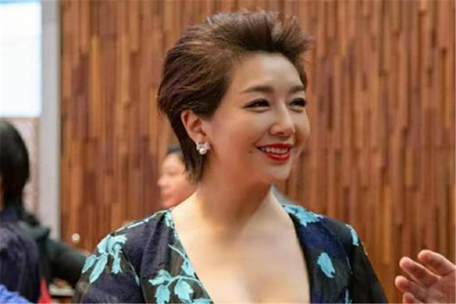 江珊:三婚嫁小15岁丈夫,曾与靳东相恋,如今52岁依然魅力十足