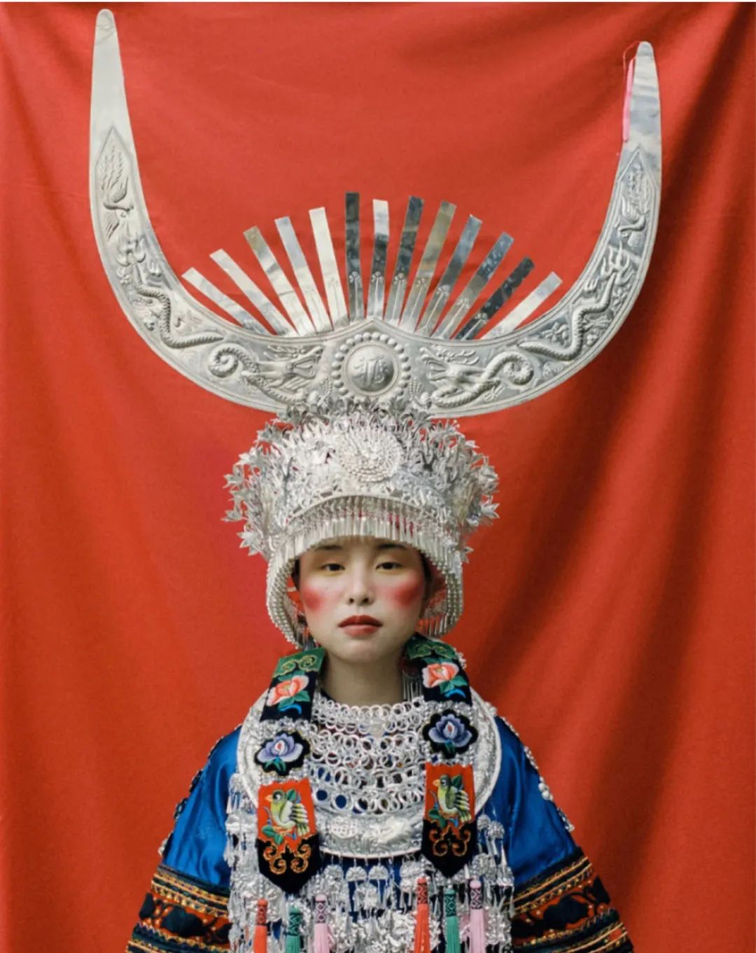 越重越美,越多越美,所以我们常常能够看到,一个苗族大银角几乎为佩戴