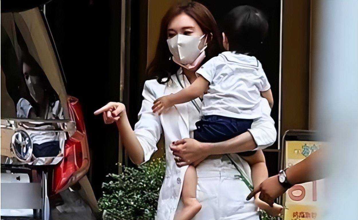 林志玲疯狂上日本综艺,带儿子出街,却不见孩子爸爸