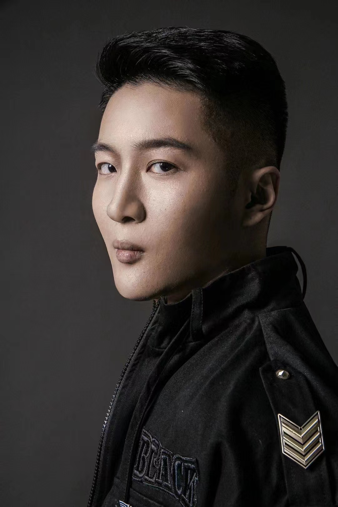 心有雄志千帆远,万里怒涛逞波澜梁傲精彩演绎革命英雄蔡晴川